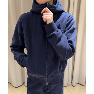 胸元のロゴがポイントのフード付きオーバーサイズジャンパー