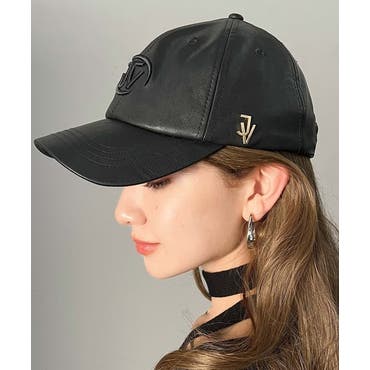 普段のコーデにモードなアクセントをプラス フェイクレザー