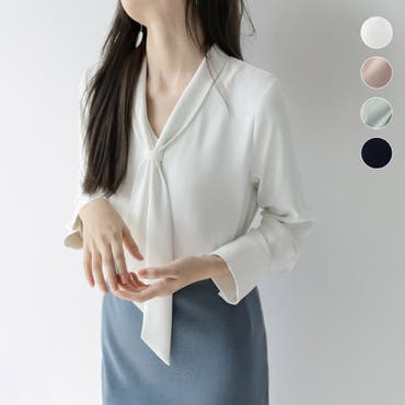 開きすぎない胸元がボリューム感をアップ♪Vネックラップ