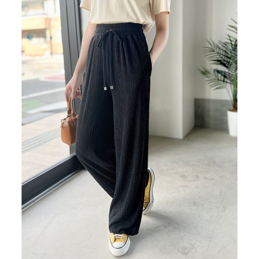 大人のラフボトムス。楊柳風ランダムプリーツストレートパンツ