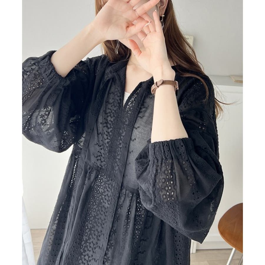 大人可愛い胸キュン。2wayシアー刺繍ペプラム切替ブラウス[品番