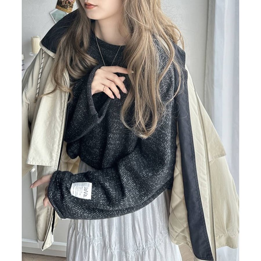 こなれシルエット。くるっとロールネックミックスカラーニット