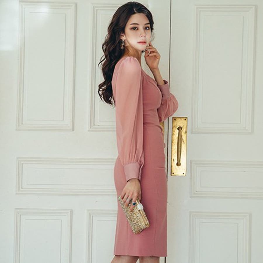 素敵でユニークな スクエアカットの胸元が優美な女性らしさを惜しげもなく魅せる スーツ・フォーマル・ドレス