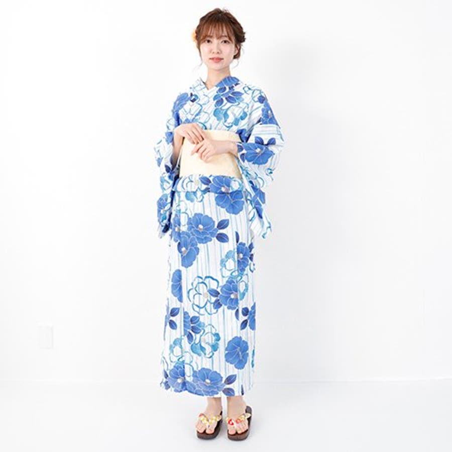 青い花柄がパッと華やかさと存在感を演出してくれる浴衣3点