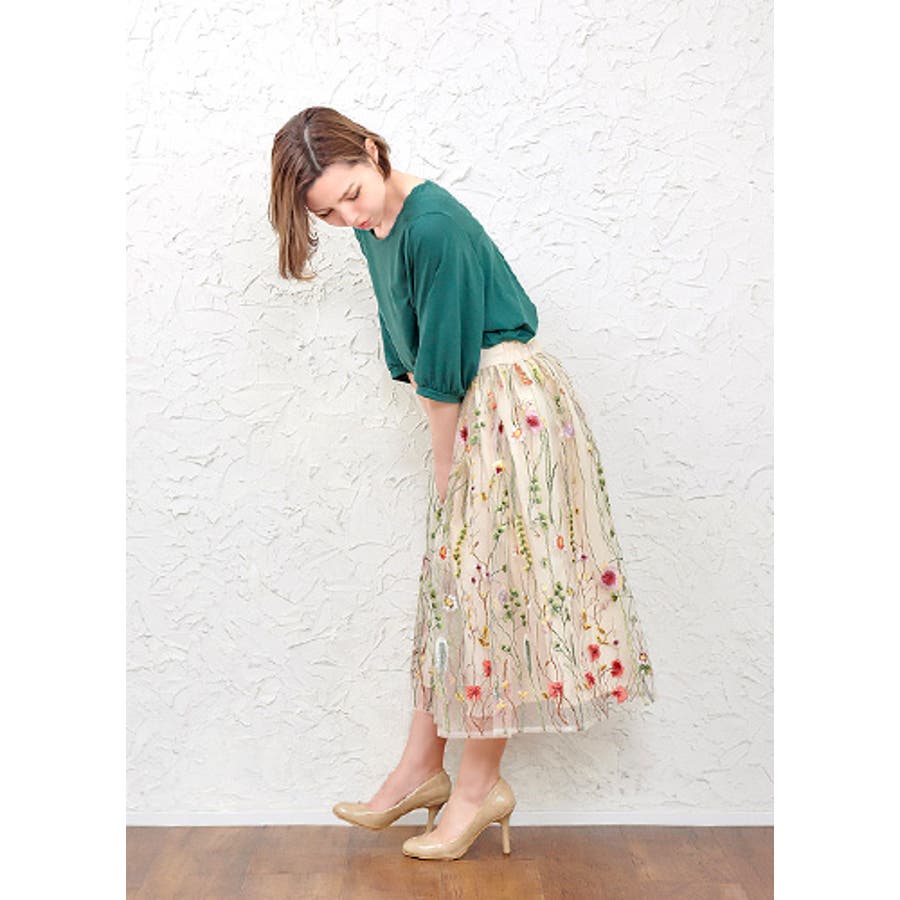 色とりどりの花が咲く、軽やかスカート。チュール花刺繍スカート