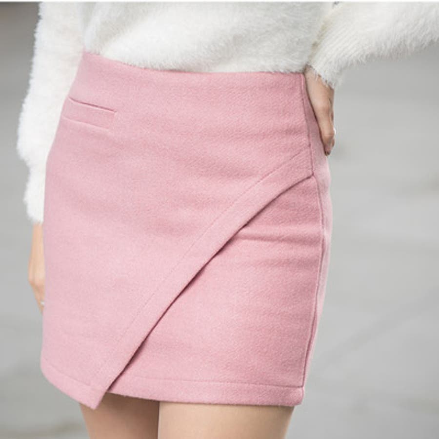 白とピンクの組み合わせが女性らしさ溢れる♪ニットセーター×ラップデザインミニスカ…