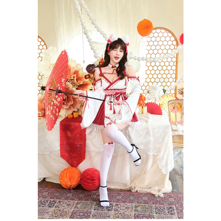 セクシー白キツネ巫女レディ