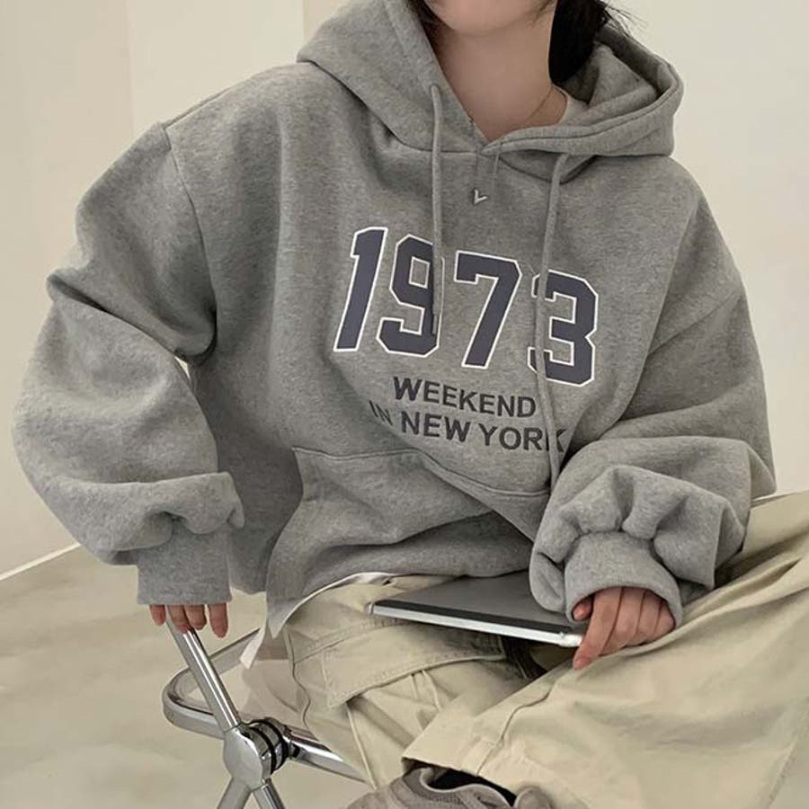 韓国ファッションコーデの定番。英字柄トレーナーフード付き