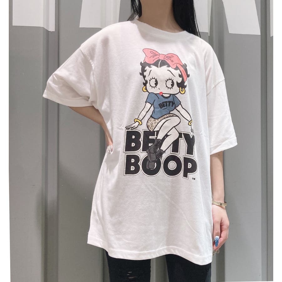 Betty-Boopの白色にピンク色の中にロゴがプリントの裏起毛のトレーナー