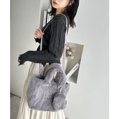 ふわふわのファーで魅了する。ミニポーチ付きロゴ刺繍ファー