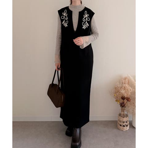 JUNOAH（ジュノア） | コード刺繍キーネックワンピース