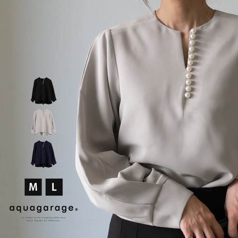 aquagarage(アクアガレージ) | ネックレスいらずの華やかなデザイン♪パール付きキーネックブラウス オフィスカジュアル
