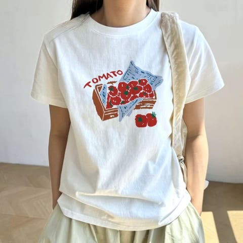 maison de LATIR（メゾン） | 遊び心のあるトマトプリントで、コーデの主役に。プリントTシャツ グラフィックTシャツ クルーネック コットン 綿 カジュアル シンプル 大人カジュアル 韓国ファッション ナチュラル トップス ゆった おしゃれ 着回し