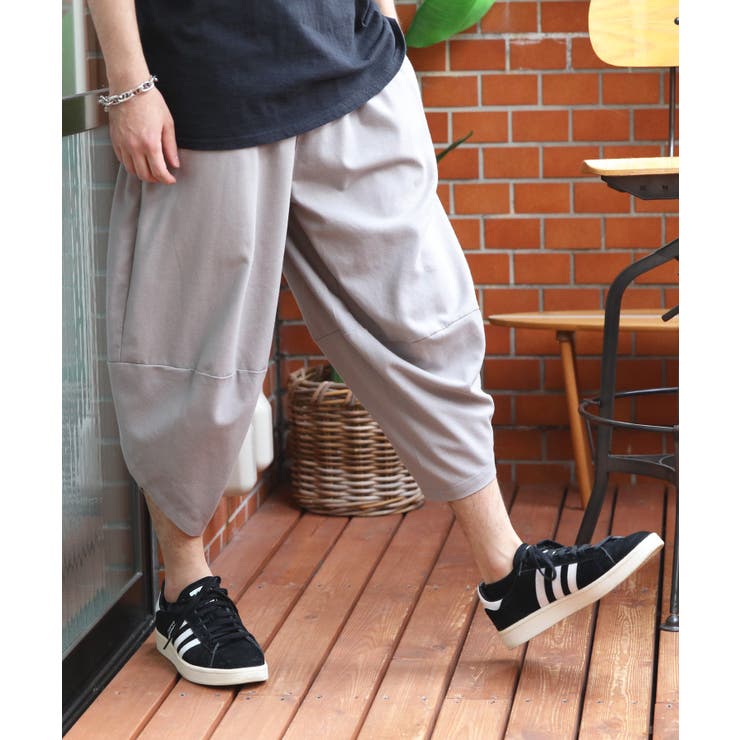 グレー