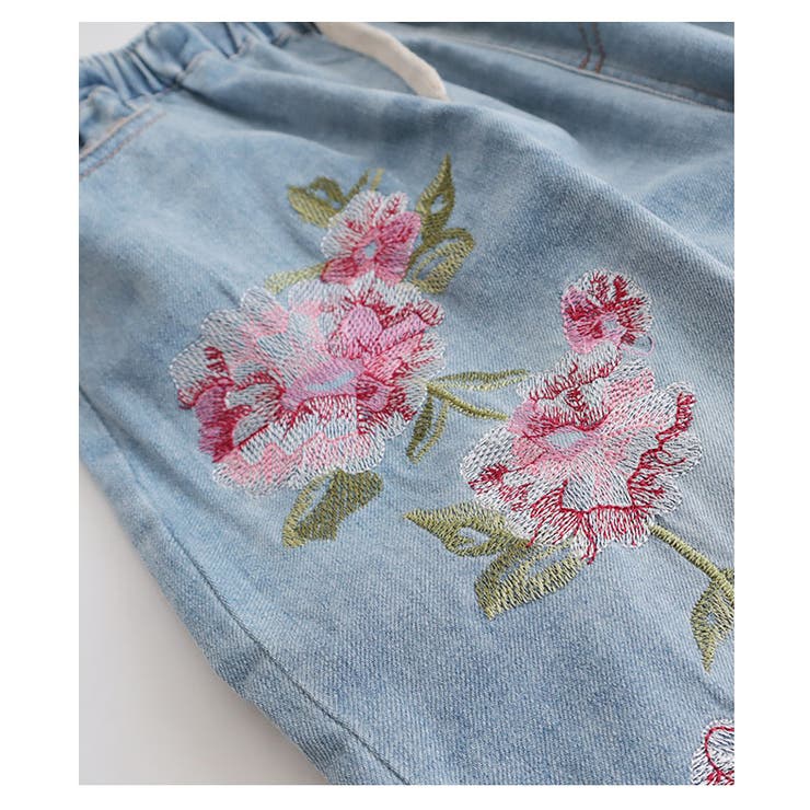鮮やかな花刺繍付きストレートデニムパンツ。レディース