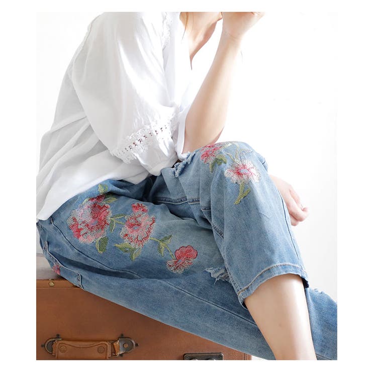 鮮やかな花刺繍付きストレートデニムパンツ。レディース