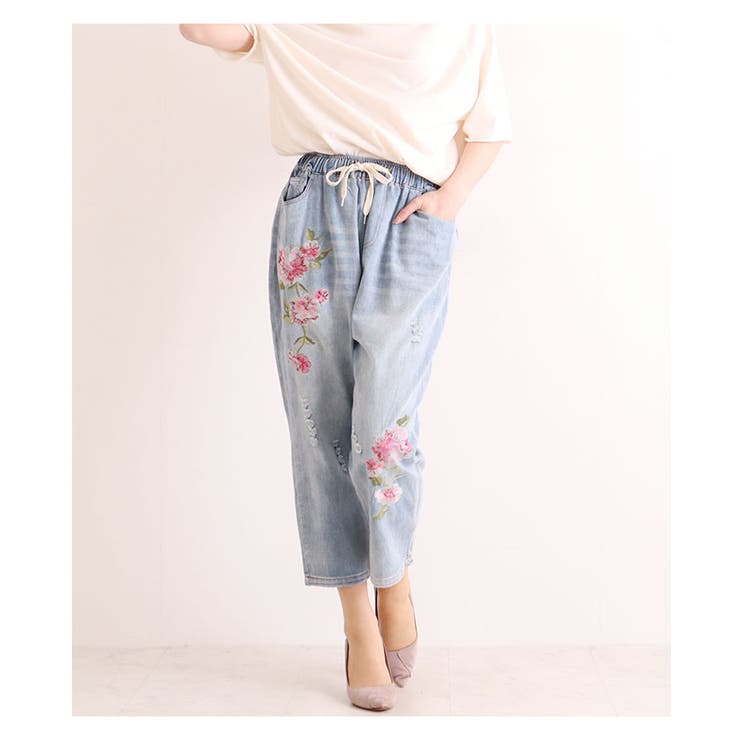 鮮やかな花刺繍付きストレートデニムパンツ。レディース