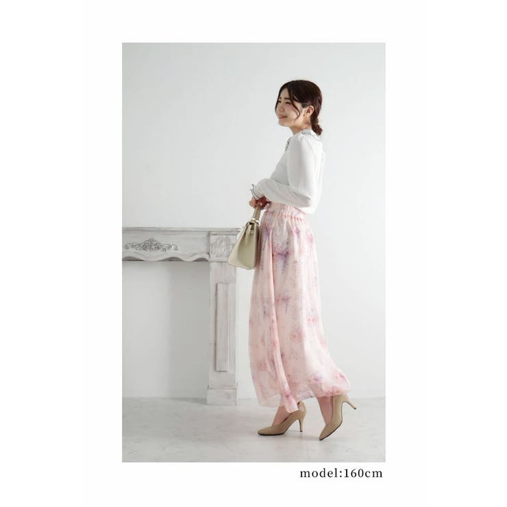 フェミニンな雰囲気に包み込む花柄シフォンフレアスカート