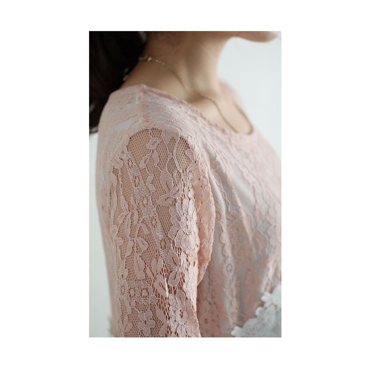 女性らしさを格上げしてくれる淡いピンクの花レースブラウス