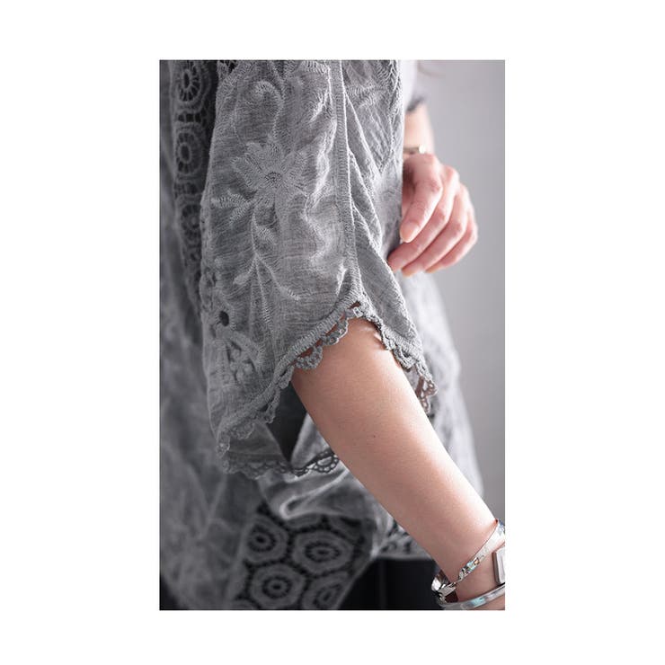 浮かび上がる花刺繍Ｖネックドルマンブラウス ブラウス シャツ | Sawa a la mode | 詳細画像15 