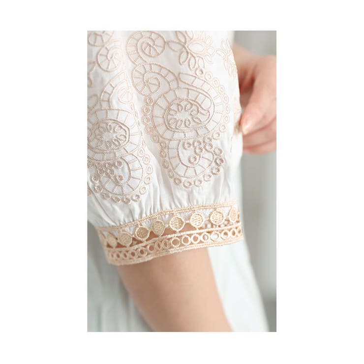 花刺繍レースが可愛らしいふんわりブラウス。レディース