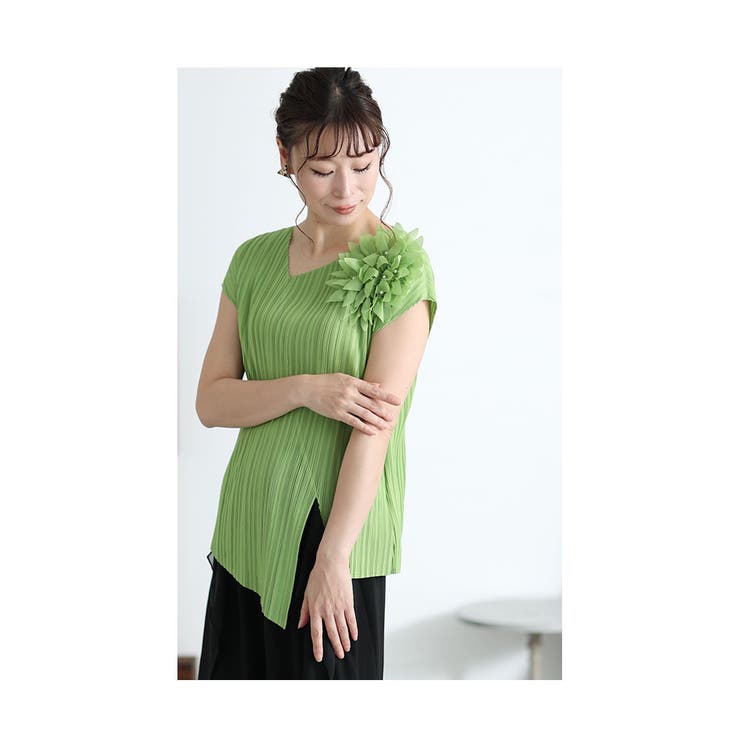 花コサージュ付きアシンメトリープリーツトップス【9月2日20時販売新作】