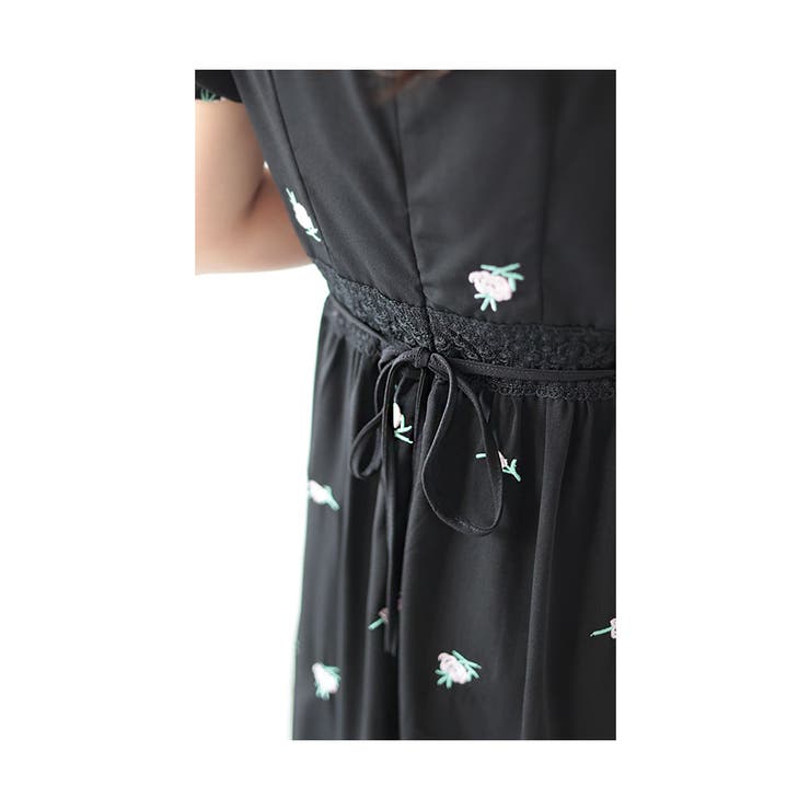 ブラック】優美な小花刺繍が咲くふんわり袖フレアワンピース