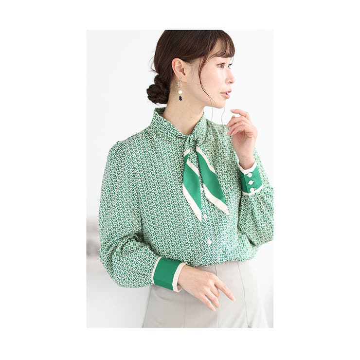 艶やかグリーンの幾何学柄ボウタイ襟ブラウス レディース ファッション