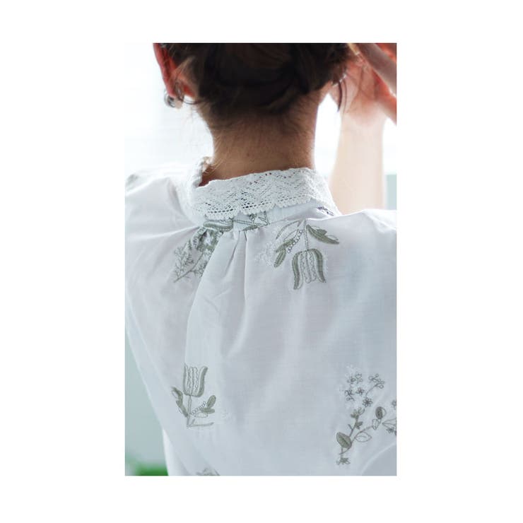 ナチュラルな花刺繍が舞うレース襟コットンブラウス レディース