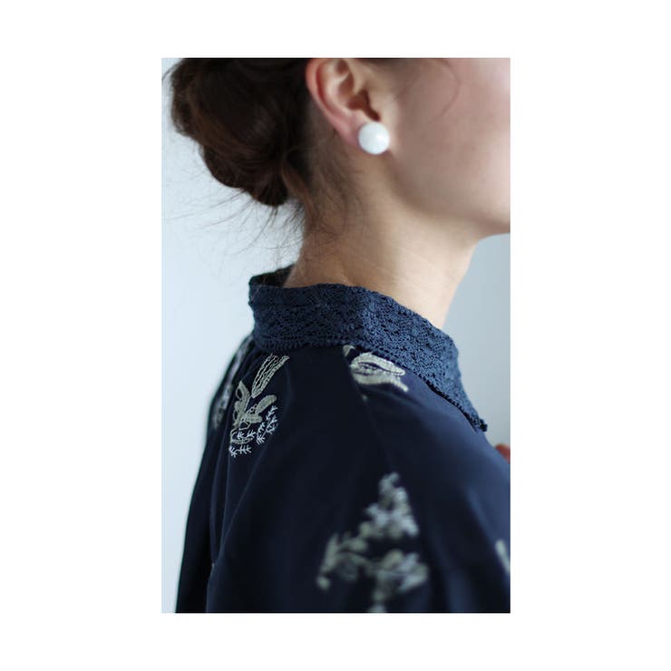 ナチュラルな花刺繍が舞うレース襟コットンブラウス レディース