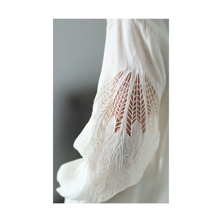 透かし刺繍が美しいタックシャツブラウス レディース ファッション 