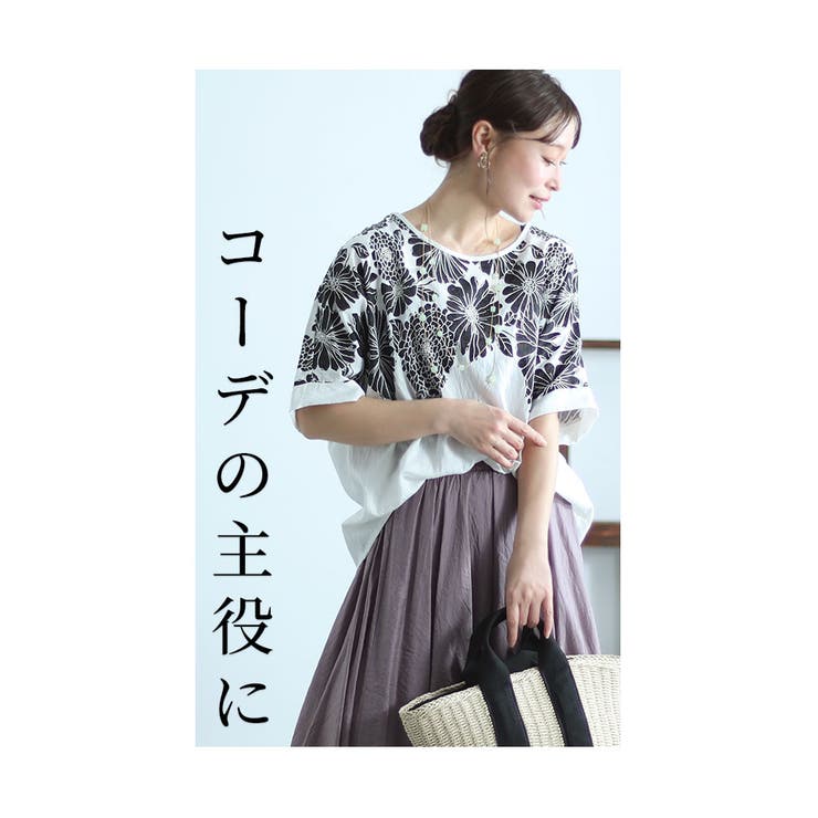 大きな花柄が目を引く夏のゆったりトップス✿デートやお出かけに最適 目を惹くモノトーンのゆったりお洒落な花柄トップス レディース