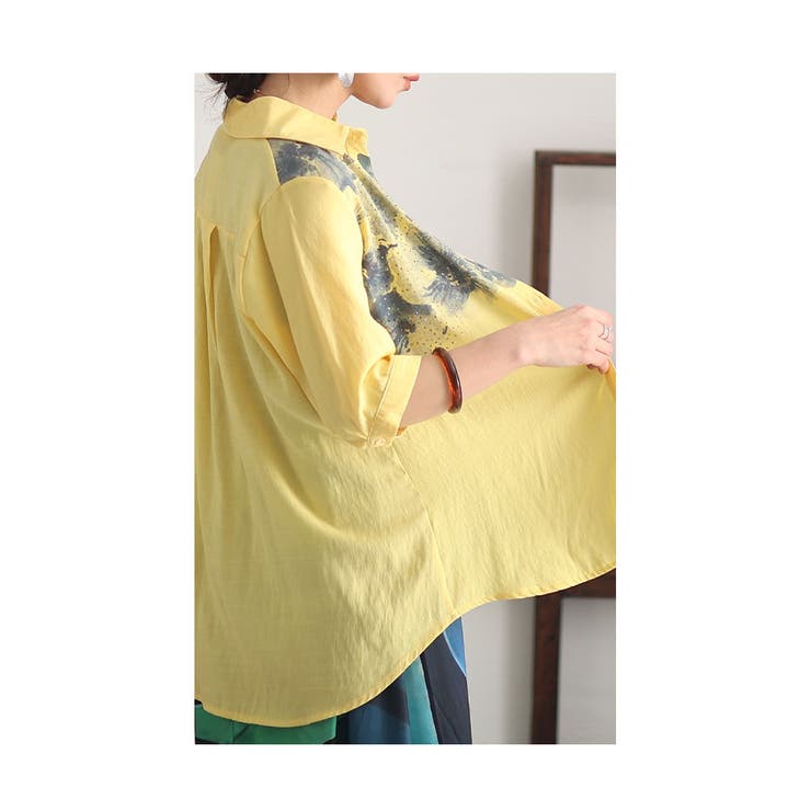 煌めくアンティーク模様を纏う花柄アシンメトリーシャツ レディース