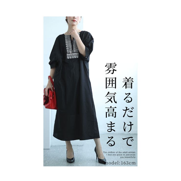 目を惹くエスニック刺繍のキーネックインド綿ワンピース