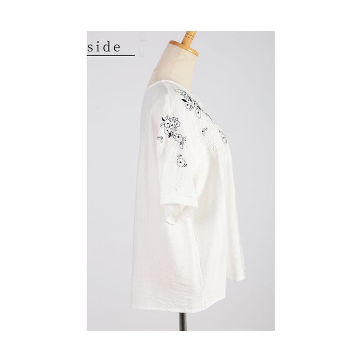優しく浮き咲く花刺繍のゆったりトップス レディース