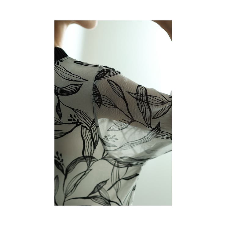 品ある大人の華やぎリーフ柄シアートップス【9月9日20時販売新作】