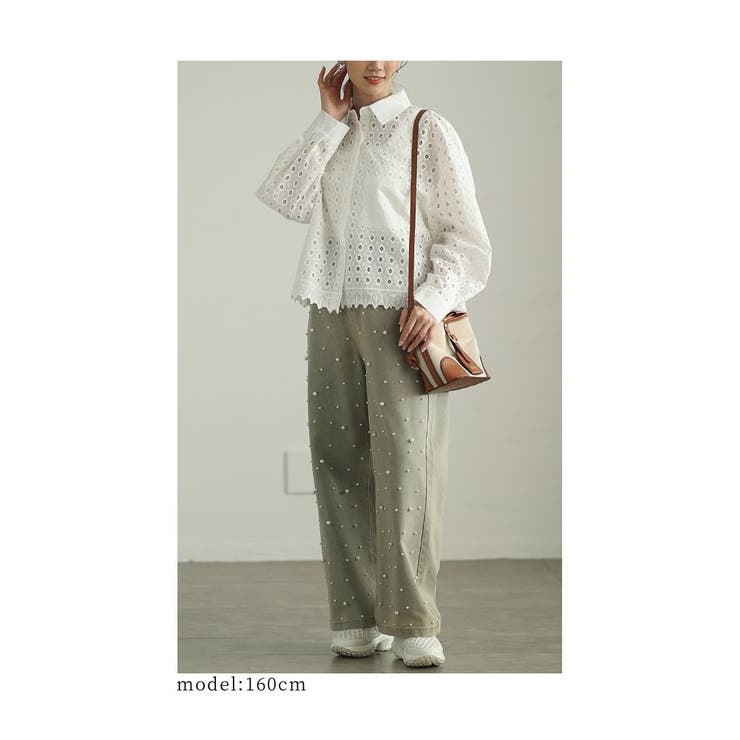 お花が浮かび上がるパンチングレースのコットンシャツブラウス