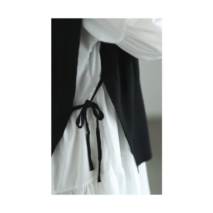 着まわしの幅が広がるニットベストとシャツワンピースの2点セット