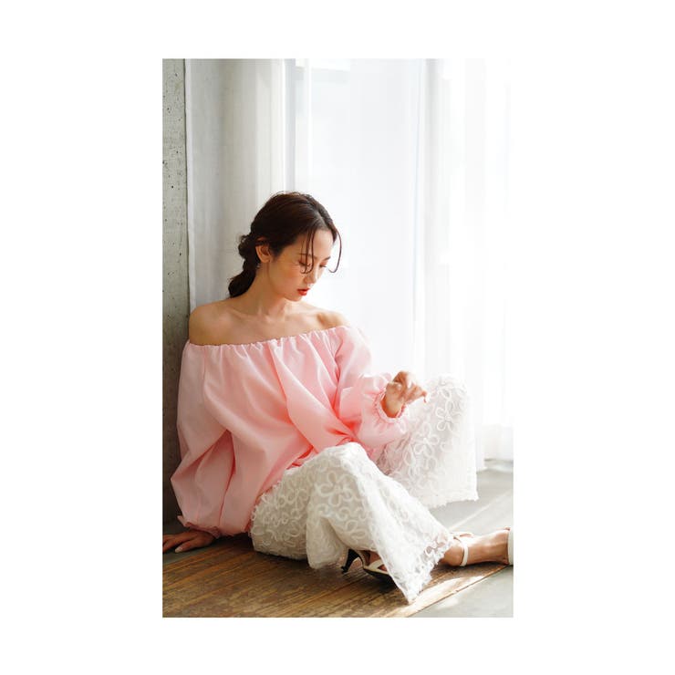 レディライクなブロードオフショルバルーンブラウス【3月8日20時販売新作】