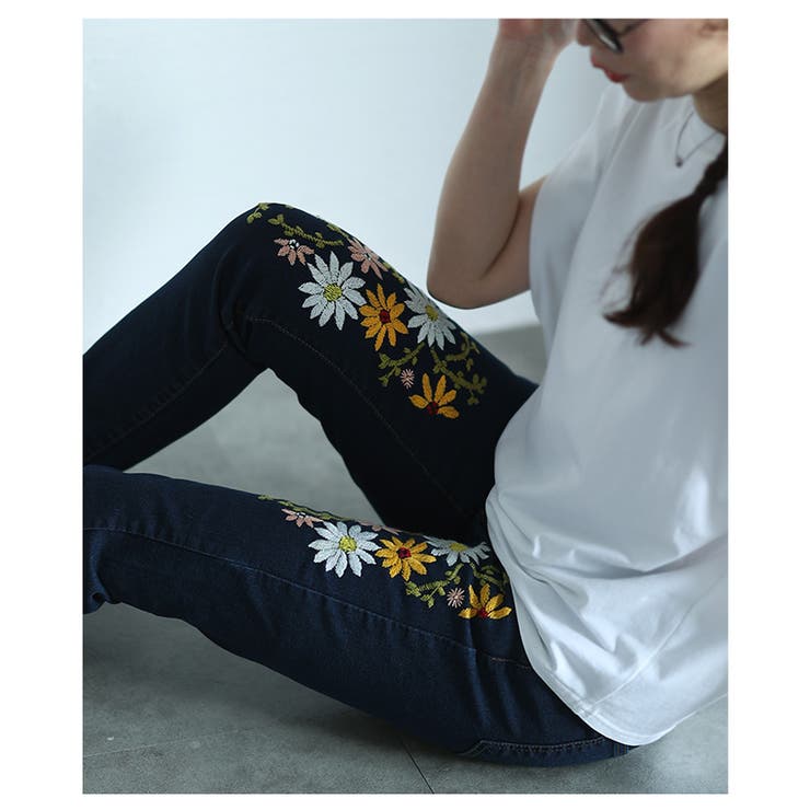 艶やかな花を添えたインド手刺繍デニムスキニーパンツ