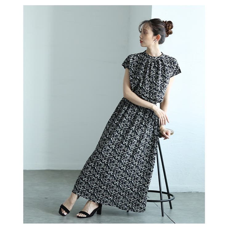 洗練さを纏う小花柄が美しいロングワンピース【6月14日20時販売新作】