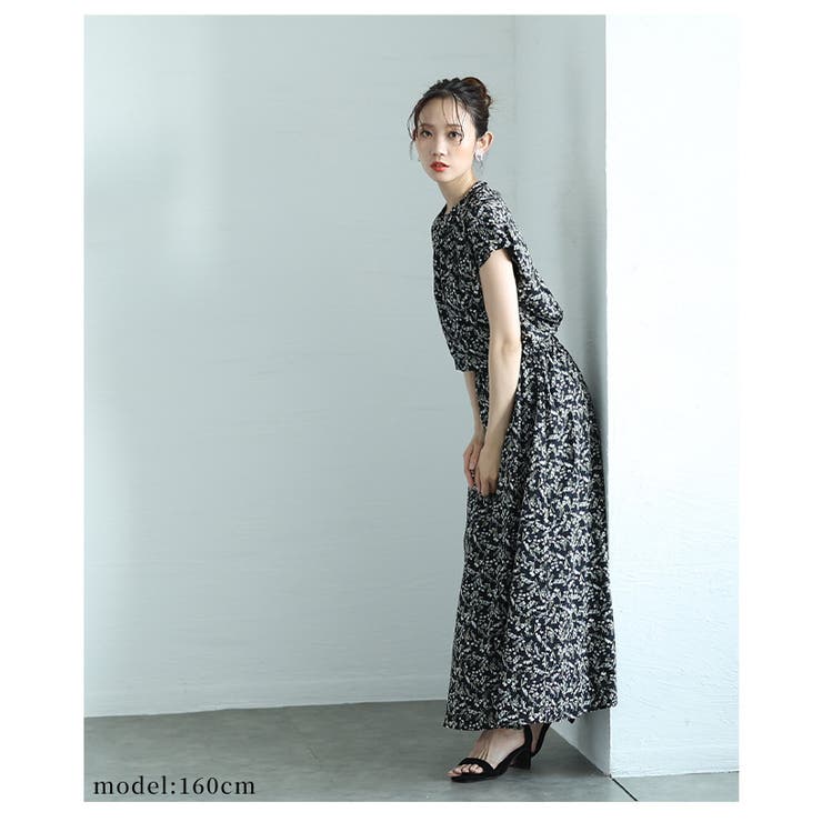 洗練さを纏う小花柄が美しいロングワンピース【6月14日20時販売新作】