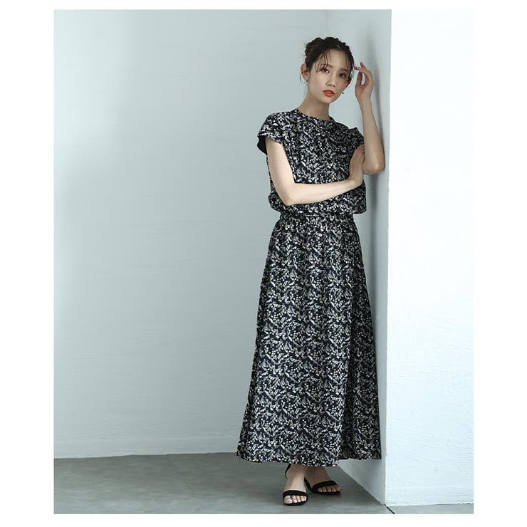 洗練さを纏う小花柄が美しいロングワンピース【6月14日20時販売新作】