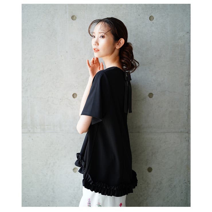 さりげない可愛さを宿すバックリボンンデザインファスナー裾フリル