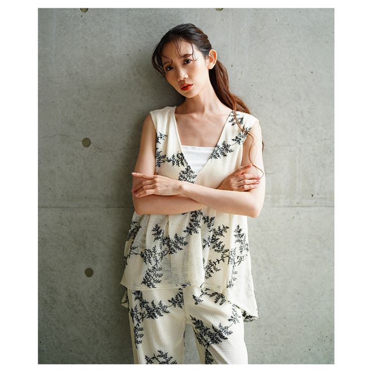 繊細なリーフ刺繍のメッシュVネックフレアトップス【6月23日20時販売新作】