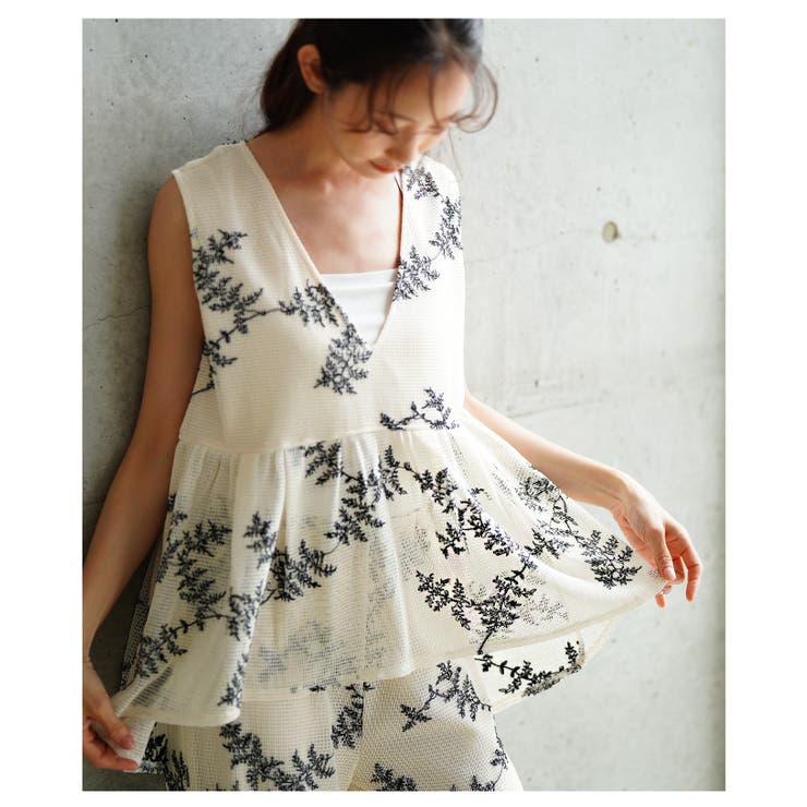 繊細なリーフ刺繍のメッシュVネックフレアトップス【6月23日20時販売新作】