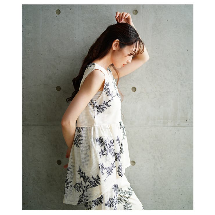 繊細なリーフ刺繍のメッシュVネックフレアトップス【6月23日20時販売新作】