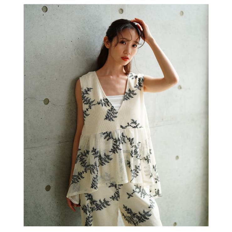 繊細なリーフ刺繍のメッシュVネックフレアトップス【6月23日20時販売新作】