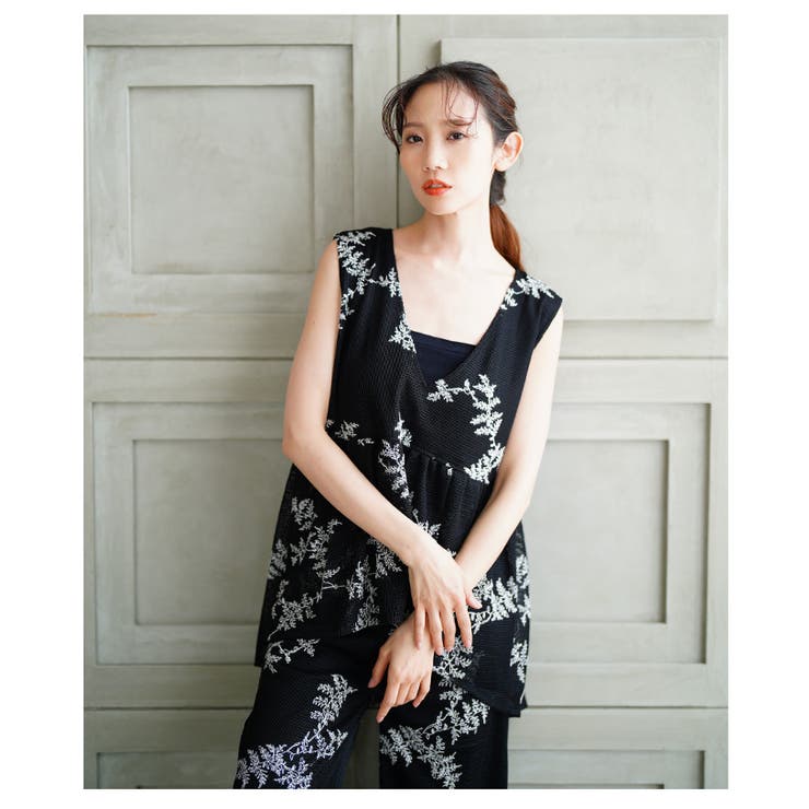 繊細なリーフ刺繍のメッシュVネックフレアトップス【6月23日20時販売新作】