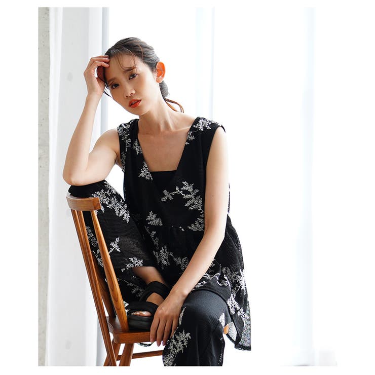 繊細なリーフ刺繍のメッシュVネックフレアトップス【6月23日20時販売新作】
